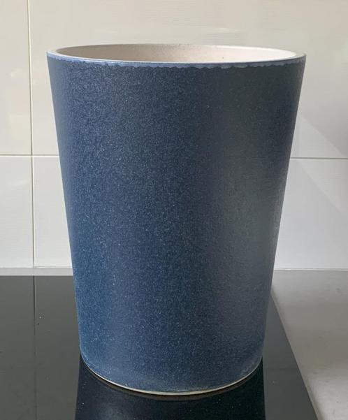 Bloempot donkerblauw 26 cm hoog - 21 cm doorsnee, Tuin en Terras, Bloempotten, Gebruikt, Aardewerk, Binnen, Balkon, Minder dan 40 cm