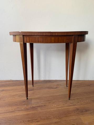 Ovaal antiek koffietafetje, spitse voetjes, hout fineer beschikbaar voor biedingen