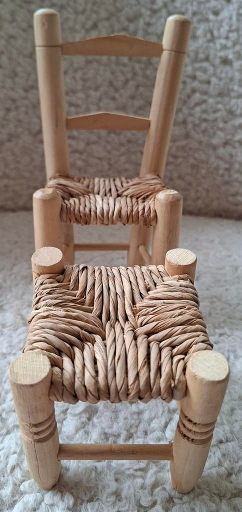 Schattig rotan stoeltje & krukje voor poppenhuis/barbie, Ophalen of Verzenden