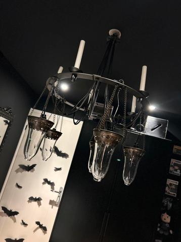Mooie kroonluchter met lampen en kaarsen beschikbaar voor biedingen