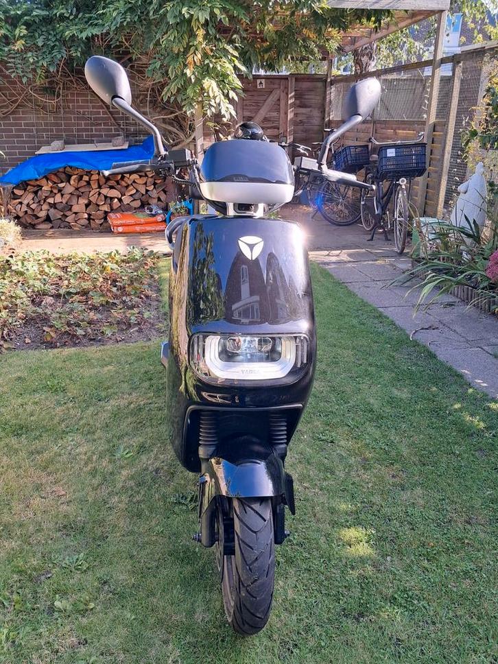 YADEA E8S Lite (2024) - Incl. Helmen & Slot!, Fietsen en Brommers, Scooters | Yamaha, Zo goed als nieuw, Overige modellen, Maximaal 25 km/u