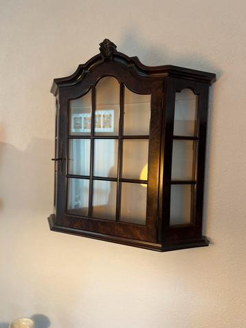 Oud notenhouten wand vitrinekastje. Uit erfenis. beschikbaar voor biedingen
