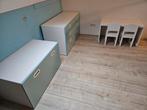 Tafel, stoeltjes en ladekast te koop voor kinderen