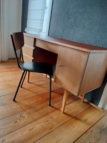Vintage bureau met dito bureaustoel. beschikbaar voor biedingen