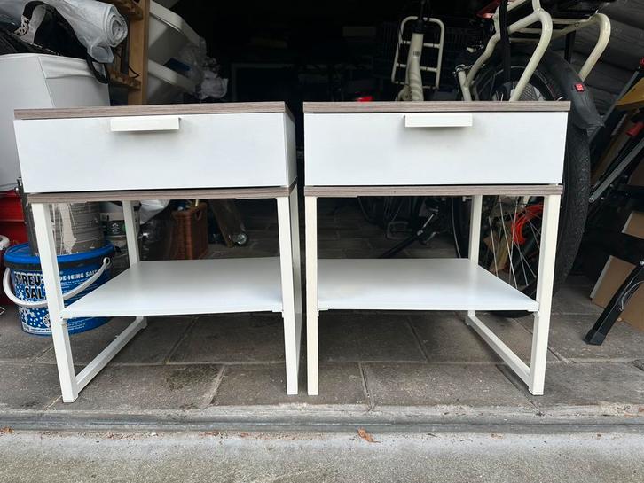 2 Ikea nachtkastjes kleur wit met houtkleurige biezen, Huis en Inrichting, Slaapkamer | Nachtkastjes, Gebruikt, 45 tot 65 cm, Overige materialen