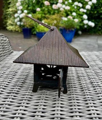 Japans tempeltje pagode met deurtje beschikbaar voor biedingen
