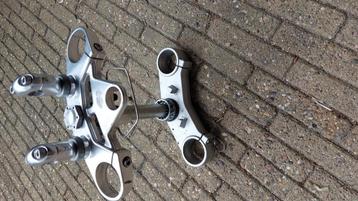 Kroonplaat onder en boven Triumph Tiger 1050 beschikbaar voor biedingen