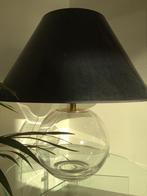 Prachtige tafellamp met glazen bolvoet/zwarte hoogglans kap, Zo goed als nieuw, 50 tot 75 cm, Ophalen