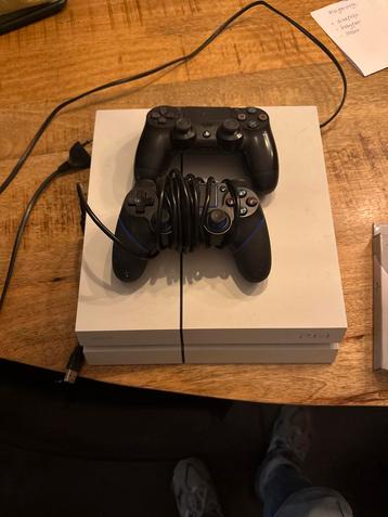 Witte PS4 met 2 Controllers en 3 games beschikbaar voor biedingen