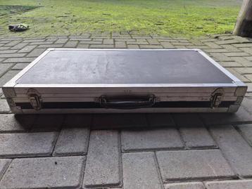 Solide flightcase beschikbaar voor biedingen