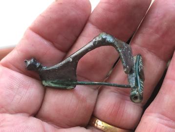 Bodemvondst Romeinse boog FIBULA met KNOP ca 1900jr. oud. beschikbaar voor biedingen