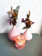 Twee vintage roze vaasjes met droogbloemen en theelichtje, Overige materialen, Overige kleuren, Ophalen of Verzenden, Zo goed als nieuw
