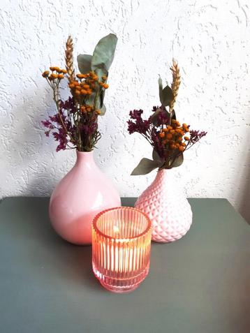 Twee vintage roze vaasjes met droogbloemen en theelichtje beschikbaar voor biedingen