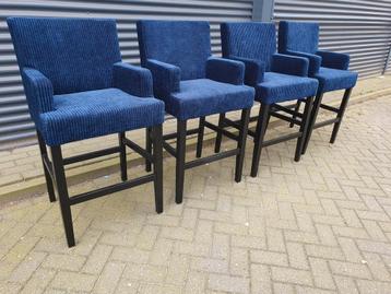 Te Koop:4 Prachtige Houten Barkrukken rib stof blauw fluweel beschikbaar voor biedingen