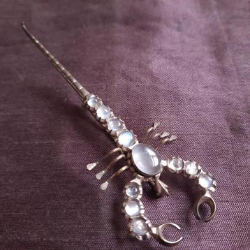 Antieke Broche Schorpioen met Maansteen beschikbaar voor biedingen