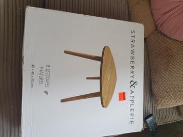 Houten bijzettafel Strawberry en Applepie beschikbaar voor biedingen