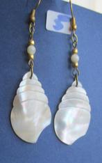 O2-5: Oorbel Parelmoer- Hang- 4¼ cm. lang en 2 cm. breedt, Overige materialen, Hangers, Verzenden, Wit