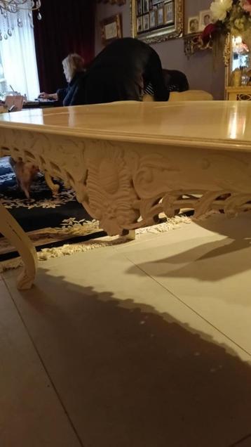 eet tafel beschikbaar voor biedingen