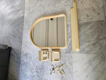 Badkamerspiegel met accessoires seventies/eighties look beschikbaar voor biedingen