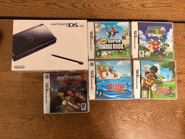 Nintendo DS Lite CIB met 5x top Spellen (o.a. Zelda, Mario), Spelcomputers en Games, Spelcomputers | Nintendo DS, Zo goed als nieuw