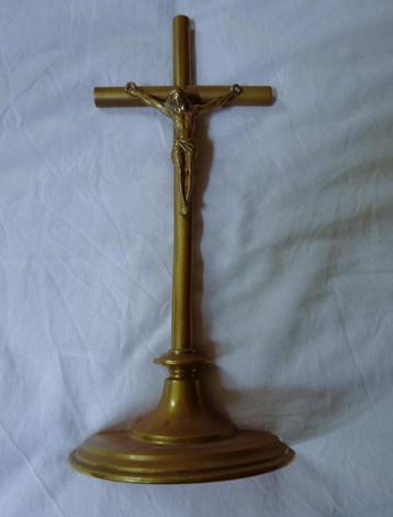 Koper/messing standaard Crusifix met Jezus-figuur beschikbaar voor biedingen