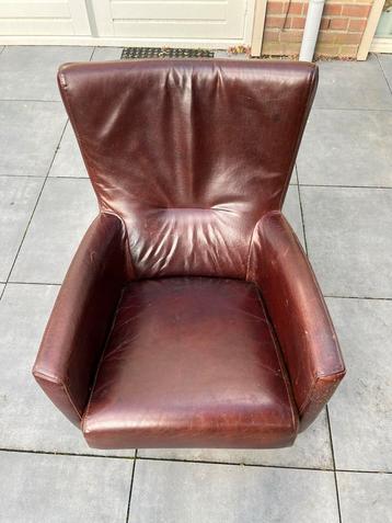Leren fauteuil met metalen poten beschikbaar voor biedingen
