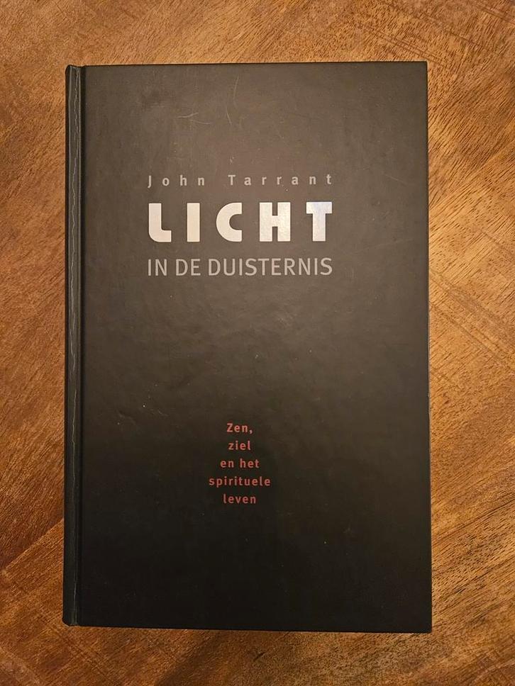 Licht in de Duisternis - John Tarrant, Boeken, Esoterie en Spiritualiteit, Zo goed als nieuw, Achtergrond en Informatie, Spiritualiteit algemeen