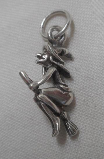 Zilveren hanger heks op bezem nr.955 beschikbaar voor biedingen