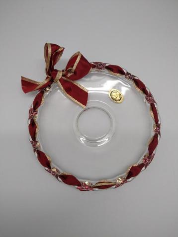 Antieke glazen schotel met decoratie beschikbaar voor biedingen