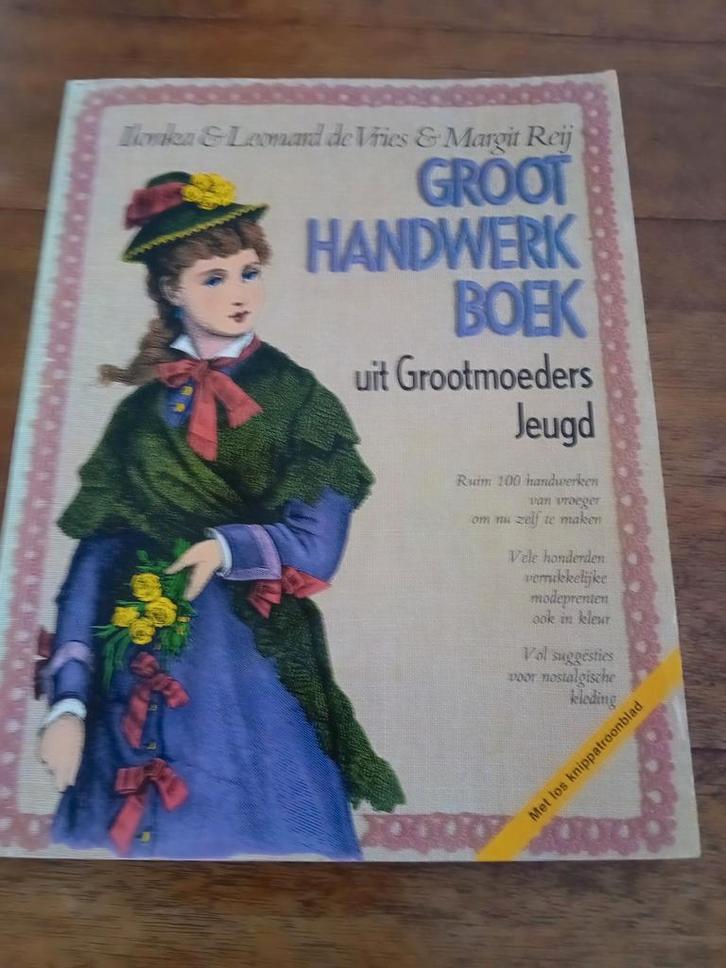 Groot Handwerkboek uit Grootmoeders Jeugd, Boeken, Hobby en Vrije tijd, Gelezen, Borduren en Naaien, Ophalen of Verzenden