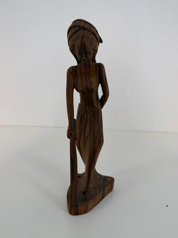 Handgesneden houten beeld – vrouw met staf (23 cm) beschikbaar voor biedingen
