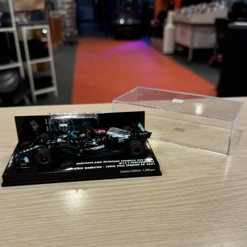 Minichamps Lewi Hamilton 100th Pole Spanish GP 2021 Mercedes, Hobby en Vrije tijd, Modelauto's | Overige schalen, Zo goed als nieuw