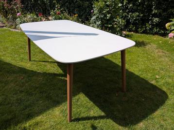 Houten tafel met wit blad van Casa beschikbaar voor biedingen