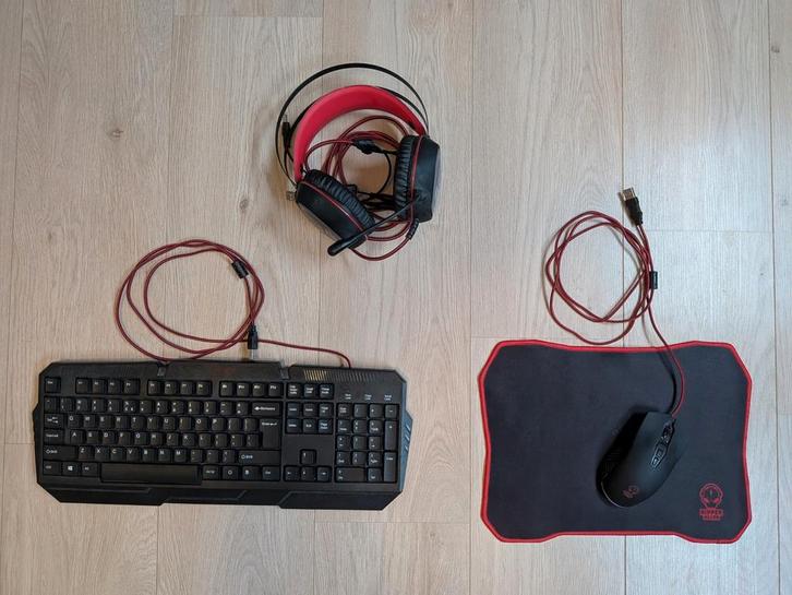 Gamer set te koop – headset, toetsenbord, muis en muismat, Computers en Software, Toetsenborden, Zo goed als nieuw, Gaming toetsenbord