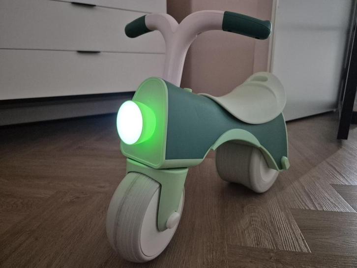 Loopfiets HEMA - 0pk - LED Verlichting - Emissievrij, Kinderen en Baby's, Speelgoed | Buiten | Voertuigen en Loopfietsen, Zo goed als nieuw