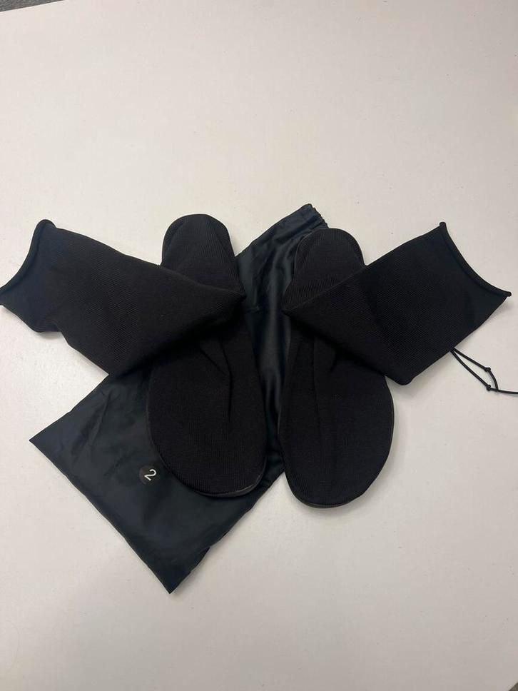 Brand new Yeezy pods, Kleding | Heren, Schoenen, Nieuw, Zwart, Ophalen of Verzenden