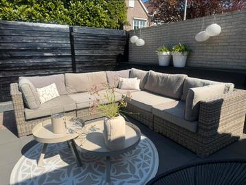 Z.G.A.N loungeset met tafel een twee hockers  beschikbaar voor biedingen