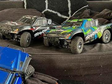 2 Radiobestuurbare autos, 2 slashes, Hobby en Vrije tijd, Modelbouw | Radiografisch | Auto's, Gebruikt, Auto offroad, Elektro