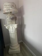 Lamp met stenen voet & Romeinse pilaren, Ophalen of Verzenden, Gebruikt, Stof, Minder dan 100 cm
