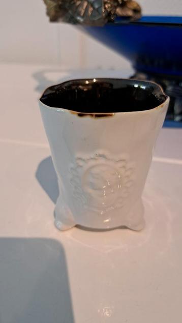 Des Pots vaasje in witte teint beschikbaar voor biedingen