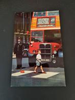 Londen, jongetje steekt zebrapad over met eendubbeldek bus., Verzamelen, Ansichtkaarten | Buitenland, 1940 tot 1960, Ongelopen