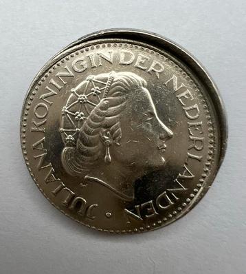 Juliana. 1 Gulden 1977 misslag “petje” 50% opstaande rand beschikbaar voor biedingen
