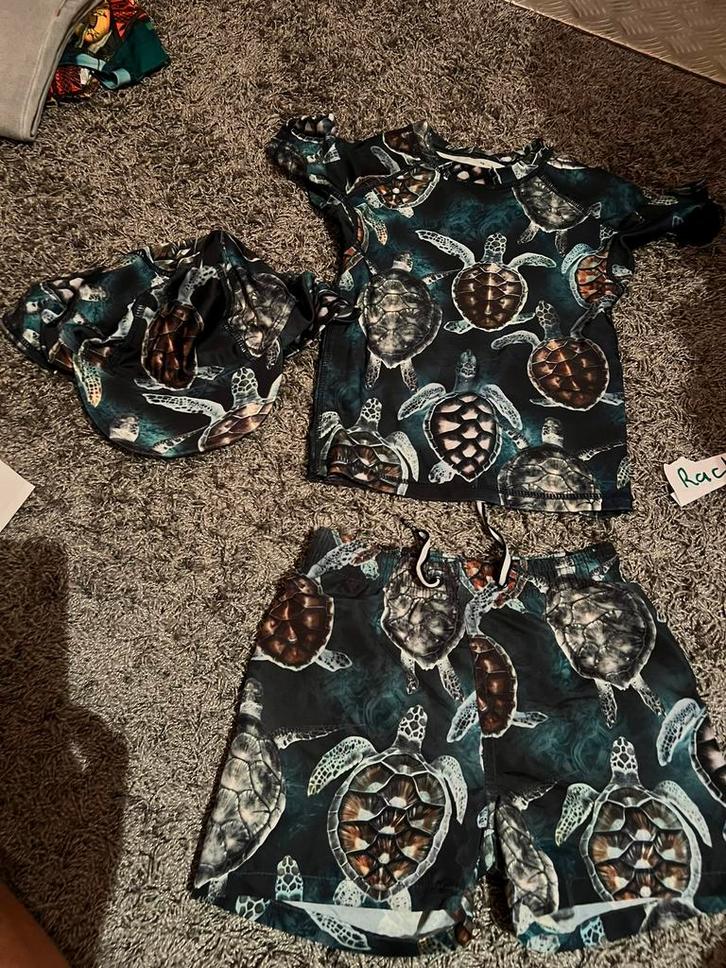 MOLO zwembroek & shirt & pet maat 98/104 ZGAN, Kinderen en Baby's, Kinderkleding | Kinder-zwemkleding, Zo goed als nieuw, Zwembroek