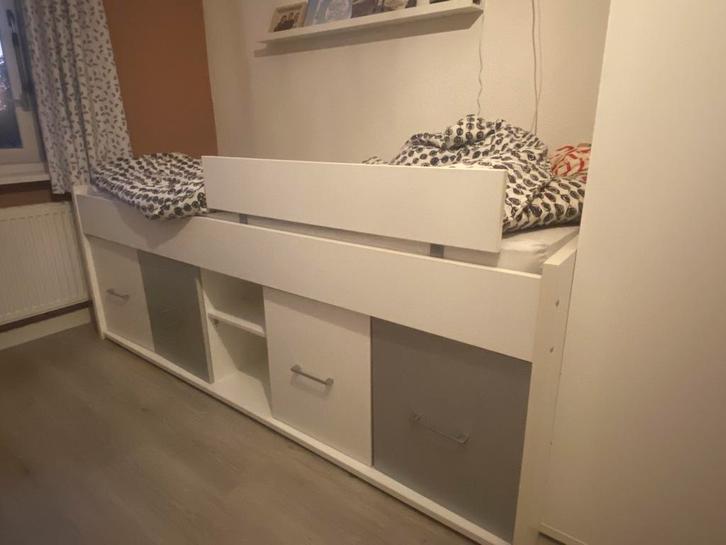 Kinderkamer: halfhoogslaper (bed) en kledingkast, Kinderen en Baby's, Kinderkamer | Complete kinderkamers, Zo goed als nieuw, Jongetje of Meisje