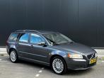 Volvo V50 2.4 D5 Momentum AUTOMAAT LEDER/STOELVERWARMING/CRU, Auto's, Volvo, Gebruikt, Beige, 1436 kg, Diesel