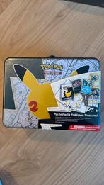 Pokemon celebrations collectors chest, Hobby en Vrije tijd, Verzamelkaartspellen | Pokémon, Ophalen of Verzenden, Zo goed als nieuw