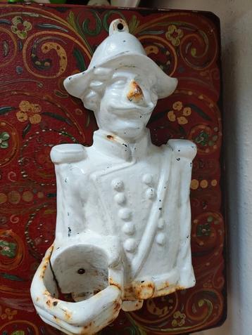 Mooi oud, zwaar figuur van gietijzer, om op te hangen  beschikbaar voor biedingen
