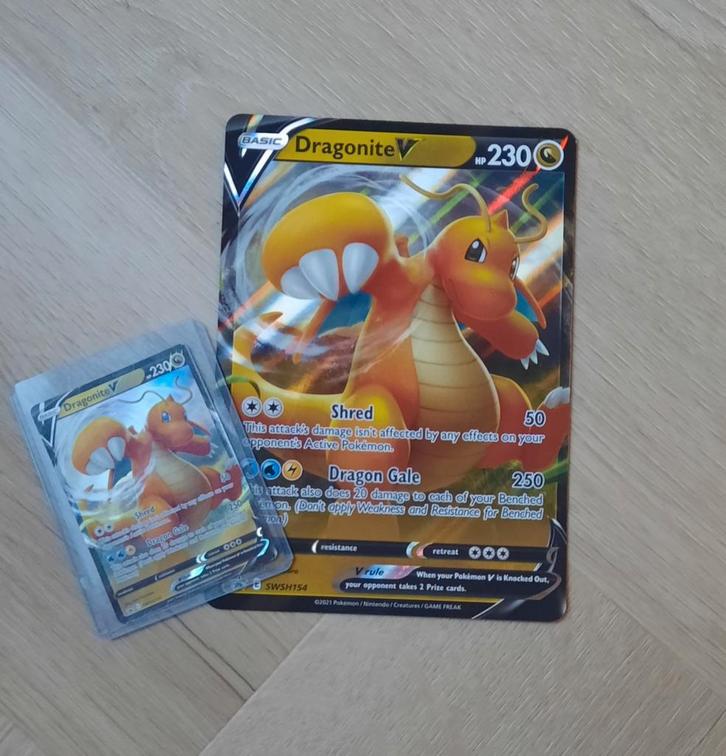 Dragonite V - Pokémon Kaarten 1 grote en 1 normale, Hobby en Vrije tijd, Verzamelkaartspellen | Pokémon, Zo goed als nieuw, Losse kaart