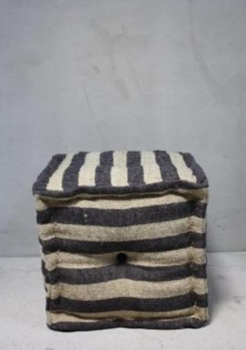 Stoere Oosterse Kelim Poef Sobere Voetenbank Vintage Stoel beschikbaar voor biedingen