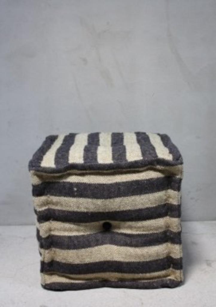 Stoere Oosterse Kelim Poef Sobere Voetenbank Vintage Stoel, Huis en Inrichting, Banken | Voetenbanken en Poefen, Nieuw, Minder dan 50 cm